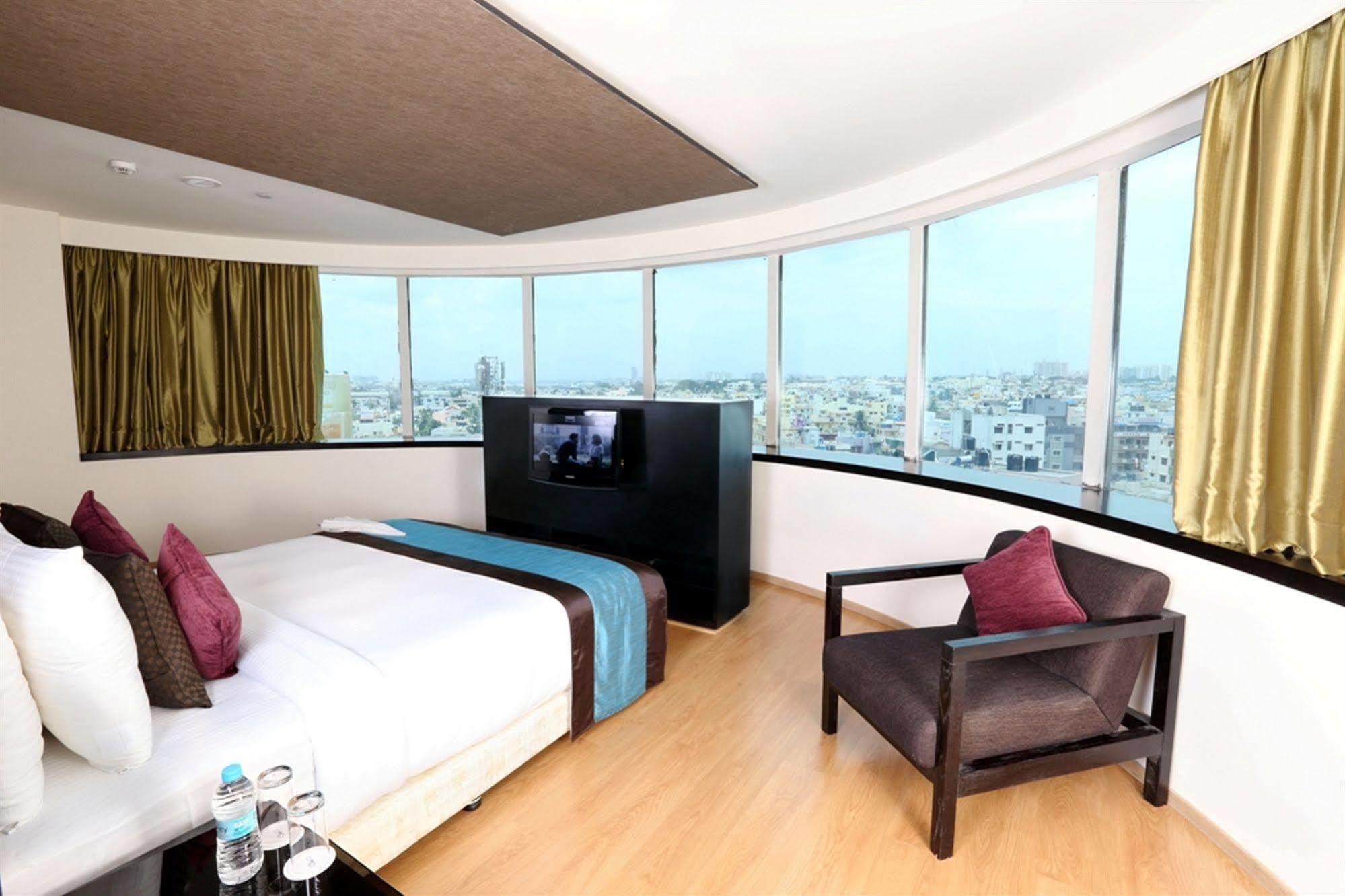 Davanam Sarovar Portico Suites Bangalore Exteriör bild