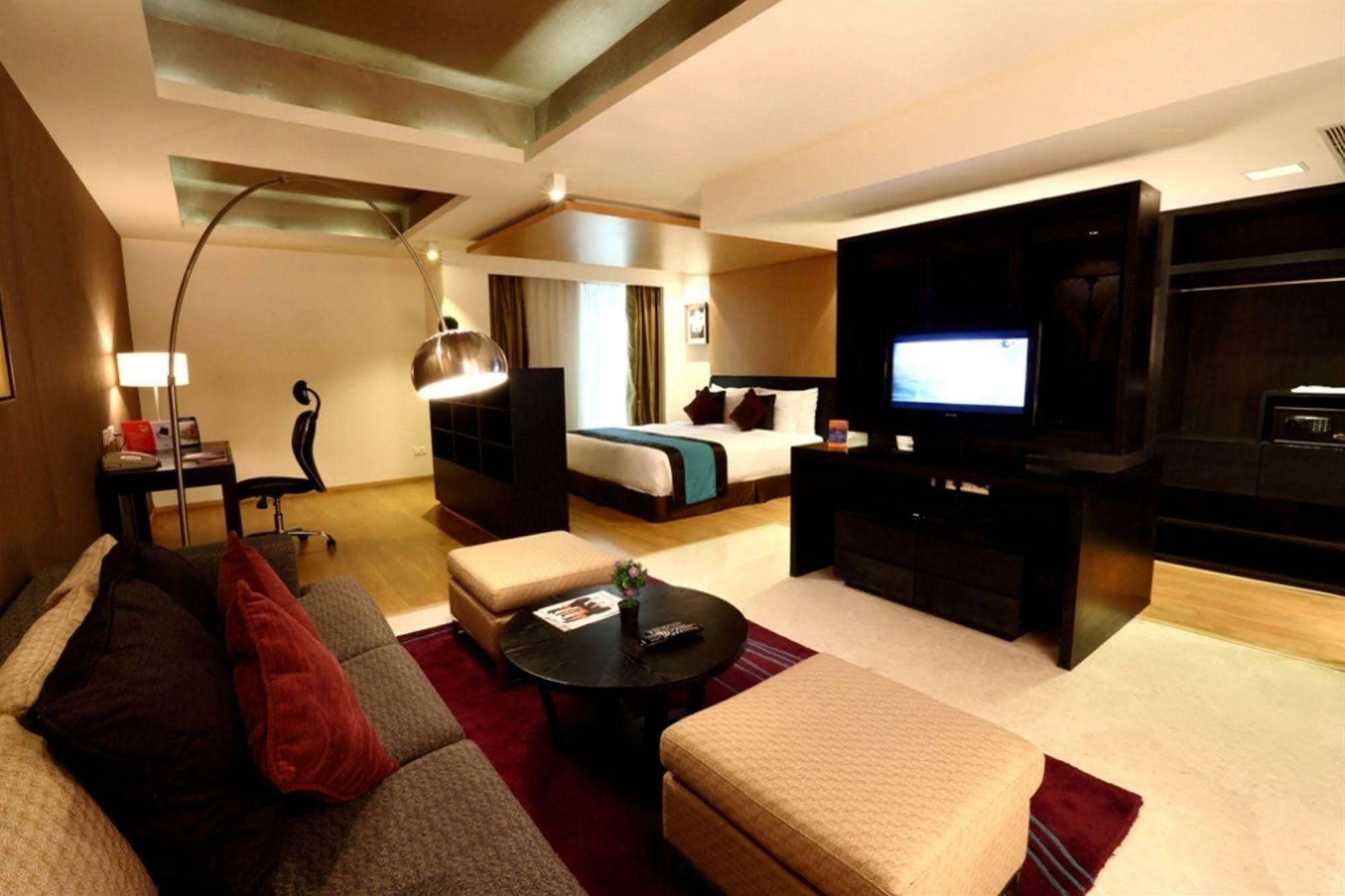 Davanam Sarovar Portico Suites Bangalore Exteriör bild